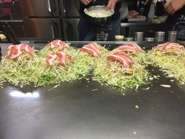 『八誠』<br />カウンターに案内されました。<br />作り置きでなく、これは引き取りに来られるお客様の分をつくっていたんです。