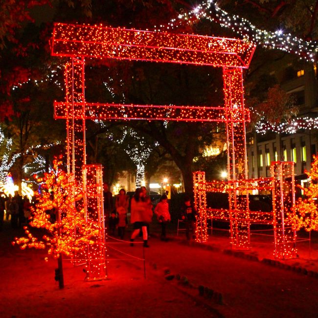 食事を終えて広島駅へ！<br />かなり距離があるのですが、『ひろしまドリミネーション』を見ながらだったので意外と歩けました。<br />これは、厳島神社の大鳥居。
