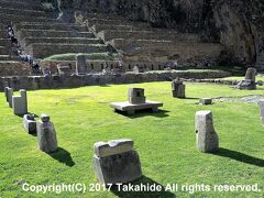 オリャンタイタンボ(Ollantaytambo)

斜面手前の広場には建築物の跡を示唆する意思が展示されています。