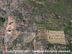 ビラコチャ(Viracocha)

向かいの山の中腹にあるピンクイジュナ(Pinkuylluna)の遺跡とビラコチャ(Viracocha)の顔と言われる岩です。


ビラコチャ：https://ja.wikipedia.org/wiki/%E3%83%93%E3%83%A9%E3%82%B3%E3%83%81%E3%83%A3
ピンクイジュナ：https://en.wikipedia.org/wiki/Pinkuylluna
