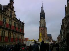 マルクト広場をぶらぶら。

新教会(Nieuwe Kerk)

14世紀後半に建設が始まった、プロテスタント教会。オラニエ公ウィレム１世が眠っています。

晴れていれば塔に登って上からデルフトの街を見下ろすつもりだったんですけどね。天気が残念過ぎる。