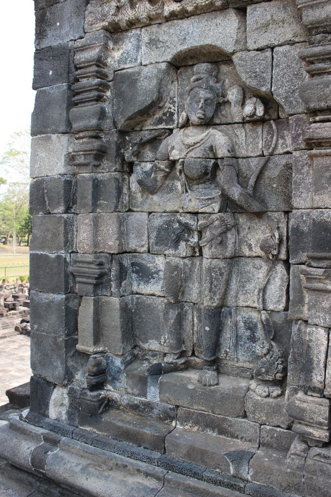 外壁のレリーフだが、欠損した場所があり、残念である。