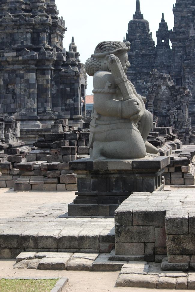 セウ寺院。遺跡公園の北端の寺院。修復中だが、ある程度完成している。入り口の像だけ新しいが、これは、レプリカなのか？