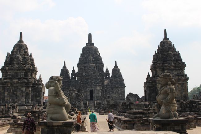 中央にあるのが本堂で、ここは仏教寺院。東南アジアではよくあることだが、ヒンドゥー教の寺院形式だが、仏教寺院に変更されたらしい。