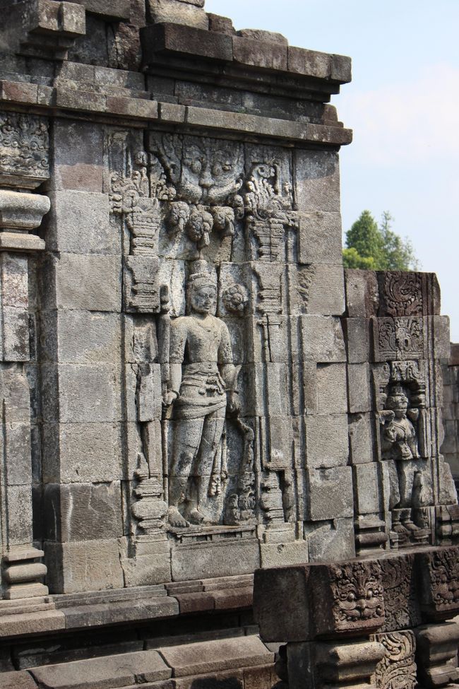 249の祠堂の外壁のレリーフ。どう見てもヒンドゥーの神様に見える。