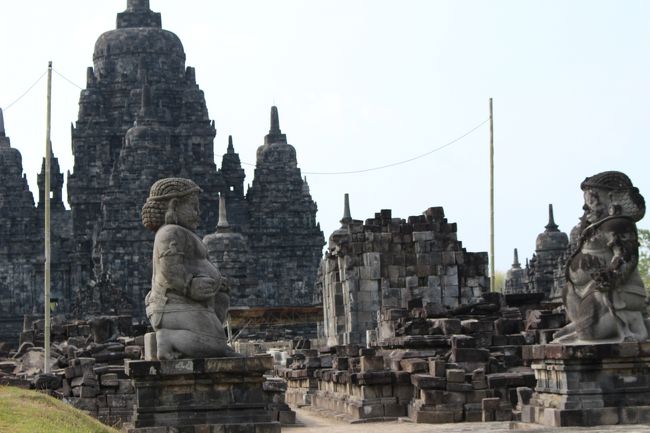 東側から見たセウ寺院。
