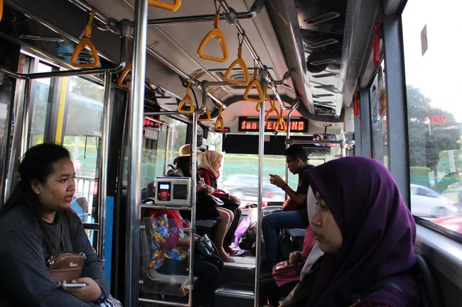 出口が異なり迷ったが、やっとバス停を見つけてホテルに向かう。聞いた人は、とても親切だった。インドネシアの人はとてもフレンドリーである。