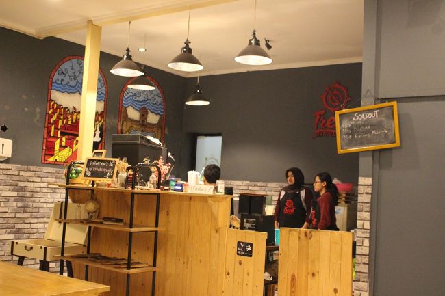 夕食の時間だったので、昨日のお店に行ったがもうクローズだった。ホテルの前のレストランに入った。現代不の若者用のレストランだった。