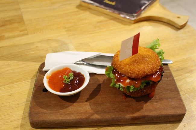 スパイシーだととても辛く食べられないので、ハンバーグにした。少し考えなくてはと思った。