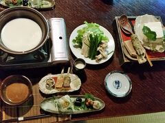 お昼ご飯は平山温泉「やまと旅館」さんの
お食事処「わらび」さんで、お豆腐のミニコースを頂きました。
3.000円のコースで、お昼から少し贅沢かと思いましたが
このボリュームなら、ものすごくリーズナブル！！
