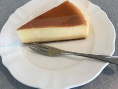 食倒れ　シメは　旭川空港で　チーズケーキをランチ代わりに。

楽しく美味しかった　北海道

明日から、仕事で上海なのですけどね。。