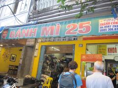 バインミー25に到着。ここは今回の目玉で、運転手さんに「行きたい」と伝えておきました。
