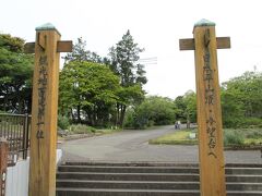 日本平に到着。駐車場に停車して散策開始。

日本平は観光地百選の第一位になったことがあるんだな。
って、観光地百選の第一位って何だろう？

ウィキペディアによると、1950年に毎日新聞が主催した「新日本観光地百選」ってやつかな。
確かに平原部門では１位のようだが、全体の１位は蔵王とのこと。少々誇大広告な気も。。（笑）

ただこの情報、既に70年近くも前のもののようだけど、十分に今でも旅の参考にはなりそう。