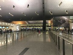 1月7日 13:10
テヘランを11:35に発った飛行機は、ほぼ定刻通りカタール・ドーハ空港に到着。
翌朝7時の便で帰国のため、ドーハ市内散策のち一泊して帰路へ。

★
カタールに入国するには、入国審査の際にビザ代というか入国税を払う必要あり。30カタールリヤル、クレジットカード払い可、というかほぼ強制的にクレカ払いを勧められる。現金だと手続きが面倒らしい。
ちなみにカタール航空ではトランジット客に対しキャンペーンを行っており、乗り継ぎが一番早い便だと無料の市内観光や、ホテル、ビザ代をカタール航空が出してくれるそうだ。ただし今回は成田便が適用で羽田便は不可だと言われたので、全て自前で払いました。