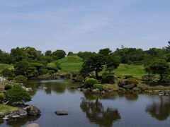 水前寺成趣園といい、15世紀に細川氏が築いたのが始まりとされる大名庭園。
池を中心としてぐるっと一周、和の雰囲気を感じることができる。