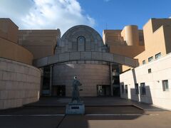 【釧路市立博物館】
http://www.city.kushiro.lg.jp/museum/

入場料は、大人1人 470円。
釧路湿原展望台と同じ値段です…。
同じ値段ならば、こちらの方が見ごたえあってお得かも (笑)