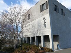 早めのお昼ご飯を食べに、六花亭春採店へ。
鶴見橋店には何度も行ったことがありますが、春採店は初めてです。
春採湖を望む丘の上に建っていて、建物からすでに素敵です。