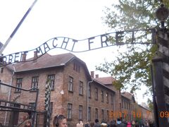 収容所の入口には「ARBEIT MACHT FREI（働けば自由になる）」と空々しい文字が掲げられていました。