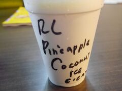花火を見終わったたら、ビーチウォークまで行き、高橋果実店でパイナップルココナッツアイスを買って、カリアに戻りました。