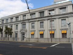 その先にもまた素敵なビルが現れました！

神戸郵船ビル

1918年、曾禰達蔵・中條精一郎の設計により旧日本郵船神戸支店として建設されたビルです。
１９９４年に耐震補強をしていたので、翌年の阪神淡路大震災での被害はほとんどなかったんですって。
