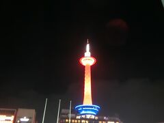 宿泊先がある京都駅に到着。
京都タワーがライトアップされていました。

宿泊したのは、アパホテルです。

クチコミはコチラ
↓
https://i.4travel.jp/review/show/12897120