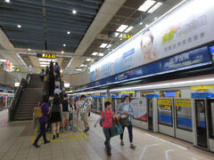 九份行のバスに乗るため、MRTで忠孝復興駅へ。
