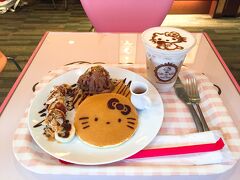 キティちゃんがプリントされたかわいい「チョコバナナパンケーキ」と「アイスカフェラテ」を注文。　店内も、ピンク一色と言う感じでカワイイ。