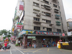 さあ、台北に戻ってきました。
金峰魯肉飯に到着です。
（タクシーの運ちゃんはお店の真ん前に停めてくれましたが、写真を撮るために少し離れました）