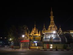 スーレーパゴダの前まで来ましたが閉まってました。
夜は開いてないんですね。