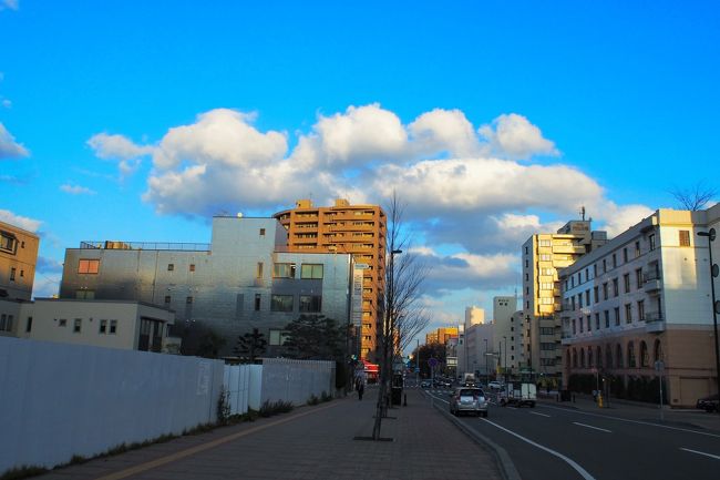 円山公園の秋の風景も楽しんだし、そろそろ大通公園に戻りますか。<br /><br />今日は空を大きく写真に入れたくなる天気だなあ。