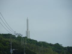 ホテルから鹿児島市中心部に向かう途中、「錦江湾公園」にあるH-IIロケットの実物大模型が見えました。
種子島宇宙センターは鹿児島県にあるんでしたね。
今日は生憎の空模様、雨が降らなければいいけれど・・・

