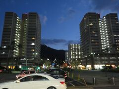 ここは八幡駅前。向こうに皿倉山が見える。

この後、下関駅まで戻って、豊前田の昔馴染みの店3軒に入って、最初2軒では、スコッチ・ウィスキーをたらふく飲んで、3軒目ではアイリッシュ・ウィスキーを飲んで、午前様で帰宅した。かつては、ストレスのたまる仕事の後で、やったパタンだが、今日は楽しい一日の締めくくりだった。