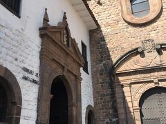 インカ時代のコリカンチャ（太陽神殿）の土台の石組を利用し、スペイン人がその上に建てた教会、サント・ドミンゴ教会。インカとヨーロッパの建築の比較ができるユニークな建物。入場料10ソレス。