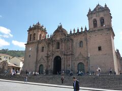 アルマス広場の目玉の大聖堂、キリスト教の寺院。スペインの征服者が元々インカの神殿だった場所の上にカトリック教会を建設。ヨーロッパとアンデス先住民たちのスタイルが融合させた作品がたくさん展示されていました。入場料25ソレス。