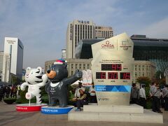 ソウル広場にはオリンピックまでのカウントダウンをする時計も設置されていました。もうすぐですね平昌。