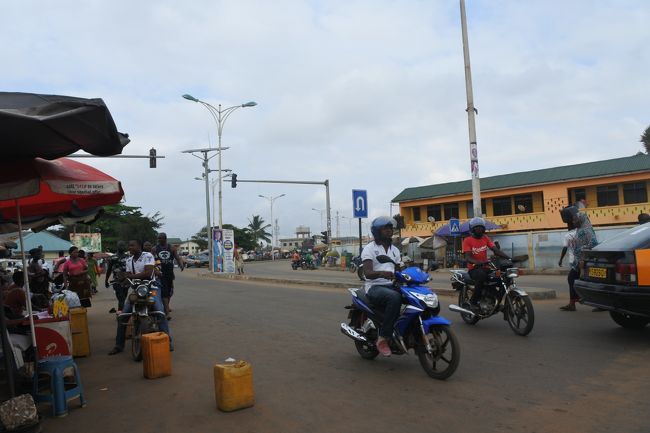 トーゴを出て、ガーナ側イミグレは本当すぐそこ。イエローカードチェックをし、イミグレのビルに入る。そこで入国手続き。<br />ここからは英語です。英語通じるなんて本当らくちん！国境１つで言語が変わるって本当面白いわ、島国日本人だからなおさら。<br /><br />その後タクシー乗らないかーの客引きがちょっとうざいが無視して、両替所に行って10,000CFAをガーナセディに両替。これで取りあえず宿までは行けるだろうし。60Cediぐらいになったかな？<br />