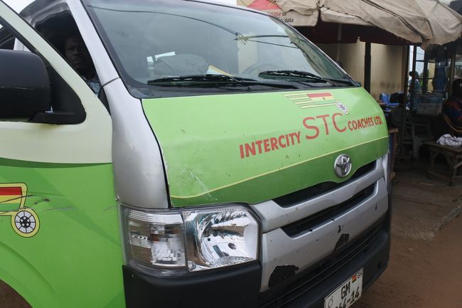 その横にバススタンドがあり、STCのアクラ行きミニバンがあった。ちょうど最後の客になってようでまたまた待たずにラッキー。がしかし真ん中、しかも隣に大柄のおばちゃんできっつい。25Cediでアクラまで。<br />