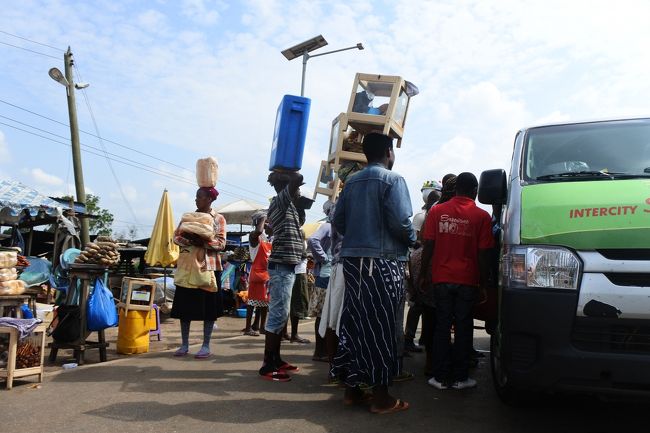 こうやって物売りがじゃんじゃか売ってきます。断られてもめげない！強い！