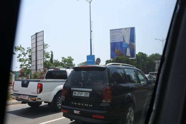 アクラに近づくにつれて渋滞が多くなっていきます。にしても大都会。今まで来たところと比べ物にならない。どうやら今回の旅は田舎から大都会へ進んで行く度なのかしら。