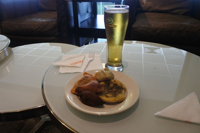 次の日はサントメに行くため、昼頃に出発。エチオピア航空のアメニティが邪魔くさかったので「残ったもの譲ります」棚があったのでそこに置いておいた。<br />そしてタクシー30セディで空港まで。<br />TAPポルトガル航空、一応スタアラ。しかしマイレージ登録がうまくできず、帰ったらやろう。<br />ここはPriority Passラウンジがあるので使用。ビールとちょっとつまみ。