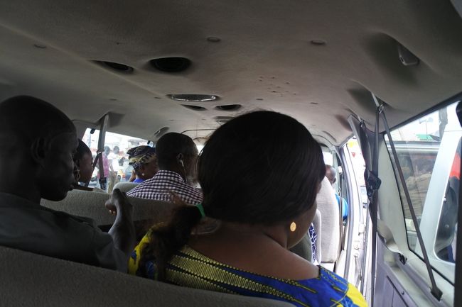 翌朝、朝食食べて（ここの朝食とてもいいです）。今度はケープコーストに出発です。<br />タクシー18セディでKanesie Market（カネシマーケット）へ。途中タクシーのおっちゃんとおしゃべり。「日本に行きたいから電話するから書いて」と言って電話番号書かされる（でも適当な番号ｗ）。なんか今回の旅このパターン多かったのだがなぜかしら。みんなお金儲けに行きたいのかしら。<br />カネシマーケットへ向かう道は全然混んでなかったが逆側の道は渋滞が激しく「渋滞がひどいねー」なんて話したら「これからクリスマスに向けて地方から人が出稼ぎに来るからもっと混む」とのこと。クリスマスは盛大に祝うためアクラでちょっとバイトしてお金作ってクリスマスに備えるらしい。なるほどねぇ。<br /><br />で、カネシマーケット到着。ケープコースト行きのバンのところで降ろしてもらった。客引きがすぐ来るのでわかりやすい。シェアバスはガーナではトロトロというがこれは直行型バンのよう。そしてまたまた最後の客。ラッキー。しかも後列一番端っこでお隣はやせた女性だったので余裕。まぁでもガーナはバンの１列は３人座りが基本のようで余裕だ（他の国とか１列４人など普通なのでそれはきつい）。25セディ。<br />