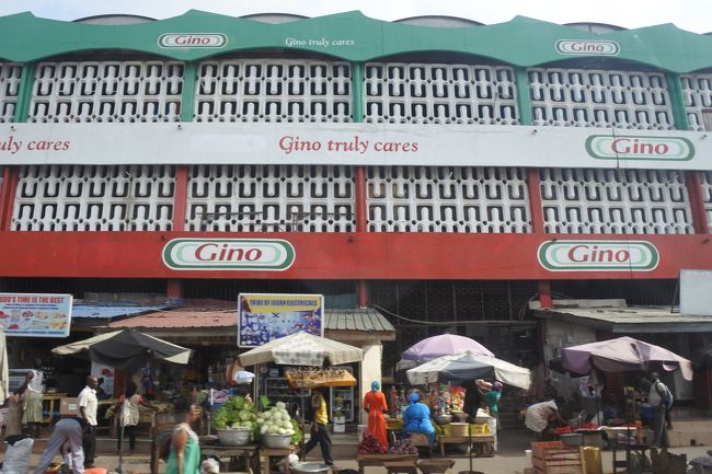 カネシマーケットは見なかったけど、まぁきっと雑多としたマーケットなんだろうな。マーケットもあり、バス停もある、もうなんかカオス。