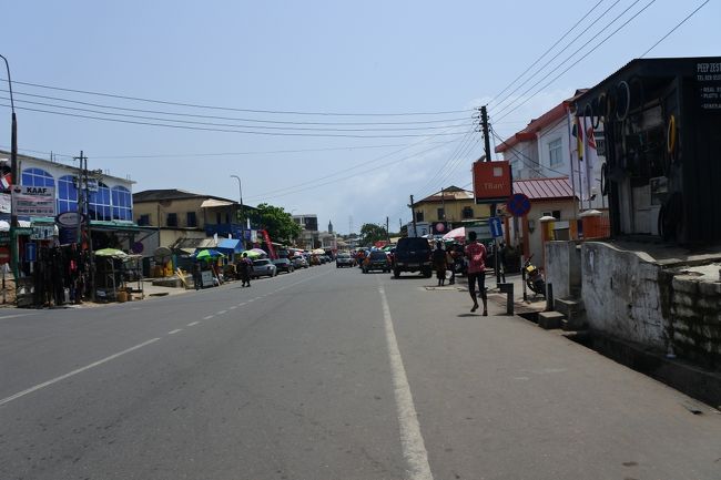 スピード飛ばすバンでトラックもトロトロも乗用車も抜きまくり。<br />そしてクーラーが効いてて快適。<br />３時間とロンプラで書いてあるところ、２時間半ぐらいでケープコースト到着。降ろされた場所はMap meで見たら宿まで歩いて行けそうなところだったので歩いて行くことに。<br />
