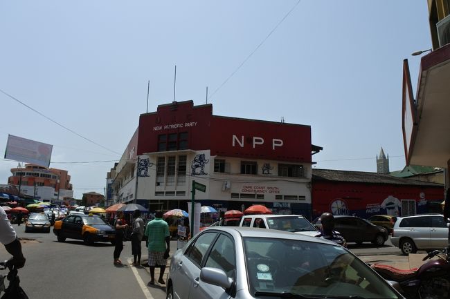 ケープコースト城の近くまで来るとちょっとコロニアルな建物が多くなります。