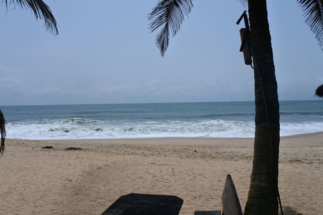 で、来たのはOasis Beach Resort。<br />海沿いでこの景色よ。