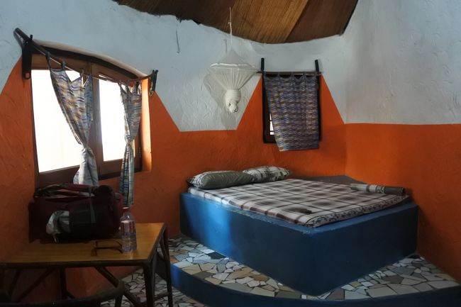 で、部屋。<br />Resortと言ってもドミもある。ドミは１０人部屋でクーラー無しで暑苦しそうだったので個室にしたらカビくさくてなんかうーん。。。って感じ。でも海沿いのレストランがいい感じだったのでまぁいいかとする。100セディでファンとお高目。Somewhere Niceが良過ぎたね。