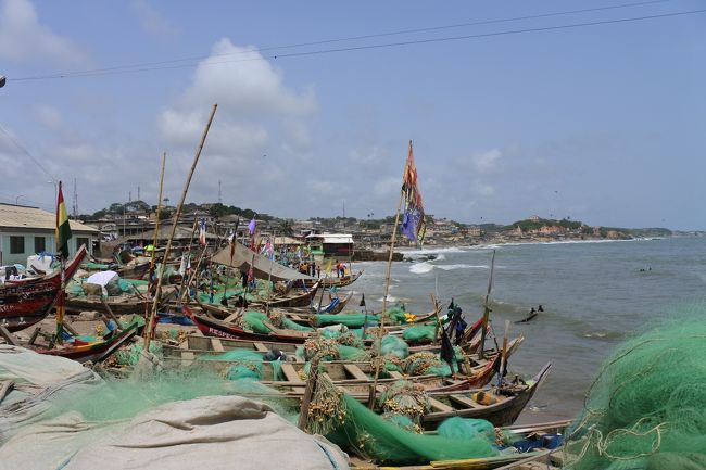 でもってランチタイムだったのでランチをするためウロウロと。<br />ケープコースト城の横に行ってみるとそこは漁船だらけだった。<br />友人達の写真で見たけどやっぱここすごーい！<br />これだけでなんか絵になるってすごいわ。<br />まぁ彼らにしてみればただの仕事の船を雑多に置いてるだけなんだろうけど。