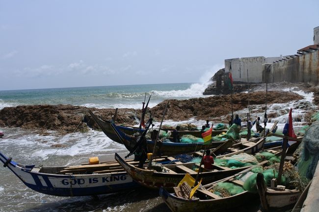 城の裏手でも船が。にしても潮が高くてざっばーーーんみたいな状態。