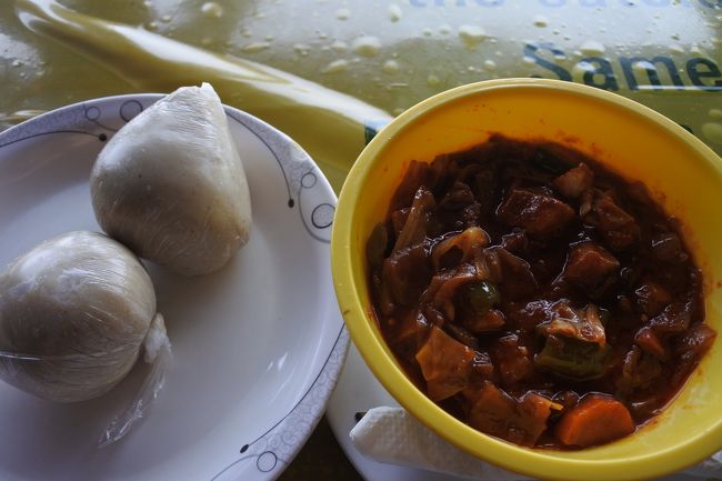 またバンクー。しかも２つ。<br />うーん無理だわ。半分でギブ。野菜のカレーは辛かった。