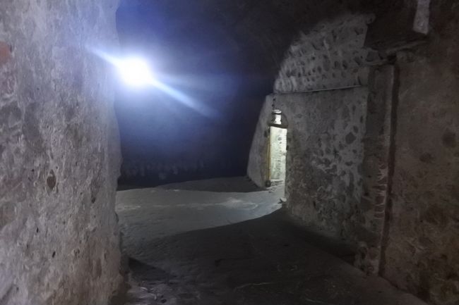 部屋が４つぐらいあるのだがそこに1000人入れられたとか。トイレ無しなのでそこにするしかない。その後はたまに人を全員出して砂を埋めるとかそんな調子だったらしい。うわ。。。。当然ニオイもハンパ無かったとか。そして奴隷だけど色々なところから連れてこられているので言葉がお互い通じなく、真っ暗だし、もうそれはそれは。。。だったそうで。